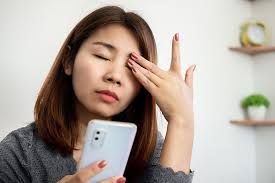 How Screen Time Is Affecting Your Skin & Eyes | Nuvari Pakistan